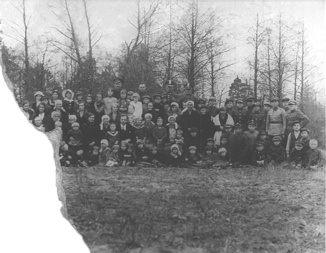 Obec Kyrylivka ve 30. letech 20. století. Pravděpodobně školní fotografie