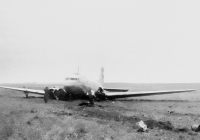 Jediný snímek z onoho dne 9. 11. 1946, kdy v 17:36 hod. havaroval Douglas DC-3/C-47A-80-DL (OK, cn 19535, sn 43-15069) ČSA na trati Amsterdam - Praha-Ruzyně v Praze. Kpt. Irving odstartoval ve 12:05 hod. Na palubě bylo 13 cestujících a pětičlenná posádka. V 15:46 hod. letadlo přeletělo maják letiště Ruzyně a kroužilo nad mraky ve výšce 1700 m. n. z. V 16:25 hod. začal za velmi obtížných povětrnostních podmínek řízený sestup. Po čtyřech nezdařených pokusech o přistání se ještě chvíli létalo v okruhu letiště. Současně s ním se o přistání snažil Lockheed Constellation společnosti PanAm s plnými nádržemi, a DC-3 kpt. Irvinga tak musel stále čekat ve vzduchu. Constellation se pak nakonec rozhodl pokračovat v letu do Bruselu. DC-3 po vyčerpání veškerého paliva musel nouzově přistát na pole u Dobrovíze. Kpt. Irving a radista Šulc byli zraněni, ale nikdo nezahynul!