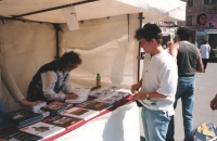 Velmi vzácná momentka z autogramiády při plzeňských oslavách v roce 2001, kdy Iveta s touto knihou jezdila po několika štacích spolu s Taxmeny a průběžně se na nich dělaly další křty a následné autogramiády. S těmi se tehdy začalo v Rakovníku a po Plzni se skončilo v Přešticích. „Maminka to vždy všechno odřídila a měla toho potom také až až, ale ty zážitky stály za to! Navíc vzpomínky mi nikdo nikdy nemůže vzít!“