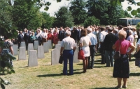 Zde již znovu foto z oné pamětní knihy od Britů při pietním aktu u jednotlivých hrobů našich letců. Kvalita fotografie ze zahraničí je (oproti Ivetiným záběrům) na první pohled zřejmá. Inu, Kodak je Kodak, kdežto v té době byli Čechoslováci rádi, když pod pultem dostali alespoň socialistické, „dédérácké“ Orwo. (Ještě i v tom roce 1990!) A mimochodem, Iveta je tam také dobře vidět – v popředí snímku stojí zády v bílém.