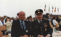 Snímek dalšího z velitelů 311. sq. – plk. Vladimíra Nedvěda; droboučký, distingovaný pán, u něhož by na první pohled nikdo takovou funkci neočekával. Svým vzezřením byl navíc pravým opakem téměř 190 cm vysokého J. Šnajdra. Jedno měli však oba společné – všichni letci je měli rádi a respektovali je.