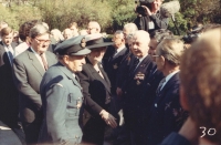 Opět Olšanské hřbitovy – sekce RAF v roce 1992 při oficiální návštěvě premiérky Margaret Thatcherové, kterou v dobové uniformě RAF za naše letce doprovází obětavý Lojzík Konopický a premiérka se po pozdravu s plk. Irvingem právě chystá podat ruku jeho vedle stojícímu kamarádovi Arnoštu Polákovi. Ten prý následně Janovi pošeptal: „Já se na to vykašlu. Přes padesát let žiju v Anglii, Margaret mám téměř za zadkem a na to, abych si s ní podal ruku, jsem musel přijet do Prahy!“ Že se pak oba následně rozesmáli, není asi třeba dodávat.
