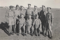 Skupina vojáků a Janových druhů v boji z Československého pěšího praporu 11 – Východního, které si na památku vyfotil; druhý zleva na fotografii je ještě jako vojín Jiří Flak
