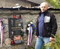 Jaroslav Hasil, nephew of the King of Šumava, at the grave of Bohumil Hasil, Josef's brother