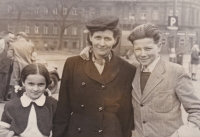 Po pohřbu bratra Tomáše (zleva Taťána, Tatiana, Jenda)