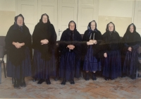 pamätníčka Margita v kolektíve kamarátok (vľavo)