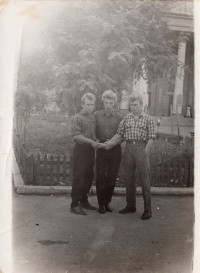 біля палацу культури в с. Білицькому, Донецької області, респондент перший з правої сторони, 1959  р. 
