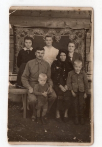 сімейне фото після депортації – зліва направо: 3 ряд: Марія, Ганна (рідні сестри), Стефа (двоюрідна сестра); сидять: батько респондента – Михайло, респондент, мати - Катерина (з дому Дембіцька); біля них стоїть з права старший брат оповідача Василь; на першому плані – респондент, 1948 р. Шахта «Южная», Прокоп’євськ, Кемеровська область
