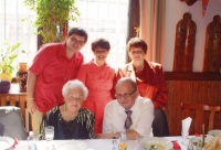 Oslava 100. narodenín Anny Pasternákovej (Antonova mama).