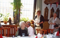 Oslava 100. narodenín Anny Pasternákovej (Antonova mama).