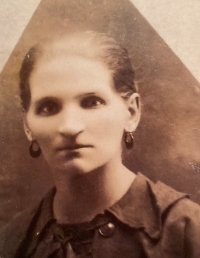The witness’s mother, 1916