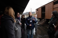 Юрій Коденко проводить екскурсію в музеї тоталітарних режимів "Територія Терору", 2020 р.