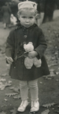 Kateřina v parku (21. 10. 1949)