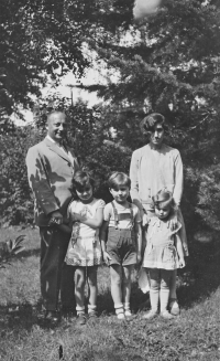 The Trollers - parents Hugo and Ella and their children Věra, Leo and Hella, circa 1927