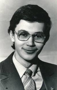 Денис, портрет с комсомольским значком, Москва, 1986 год.