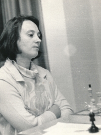 Мать чемпионка РСФСР Римма Ивановна Билунова за шахматной партией, Москва, 1985 год.