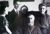 The family of Maita's father Leonid Arnaut