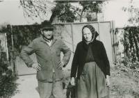 A couple from Zlatno. Thanks to them Mikuláš got to the partisans. The man worked in the firm of his father. After the war Mikuláš went to see them to thank them. About 1945