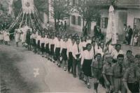 Sprievod nováckych skautov (Junákov), štvrtý sprava Martin Hagara (1947)