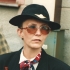 Tuhle Ivetinu portrétovou fotografii vyhotovil rodinný přítel Karel Mařatka – je udělaná těsně po skončení pietního aktu k odhalení pamětní desky 19. 5. 2001. „Jelikož tátovi bývalí kolegové z řad dopravních pilotů zařídili, aby hlavním sponzorem byly ČSA, jejichž vlajky vlály na dřevěných žerdích kousek od domu na trávě, bylo tehdy s marketingem ČSA zároveň dohodnuto, že je budu reprezentovat i v jejich uniformě. Na snímku je na mne vidět úleva, že se to povedlo, byť jsme tehdy všichni promokli na kost, ale také na míle patrná nesmírná únava a vyčerpání. Však přípravy daly zabrat, a to jsem měla ještě maminku, která také byla cennou posilou a ,styčným zpravodajcem‘.“
