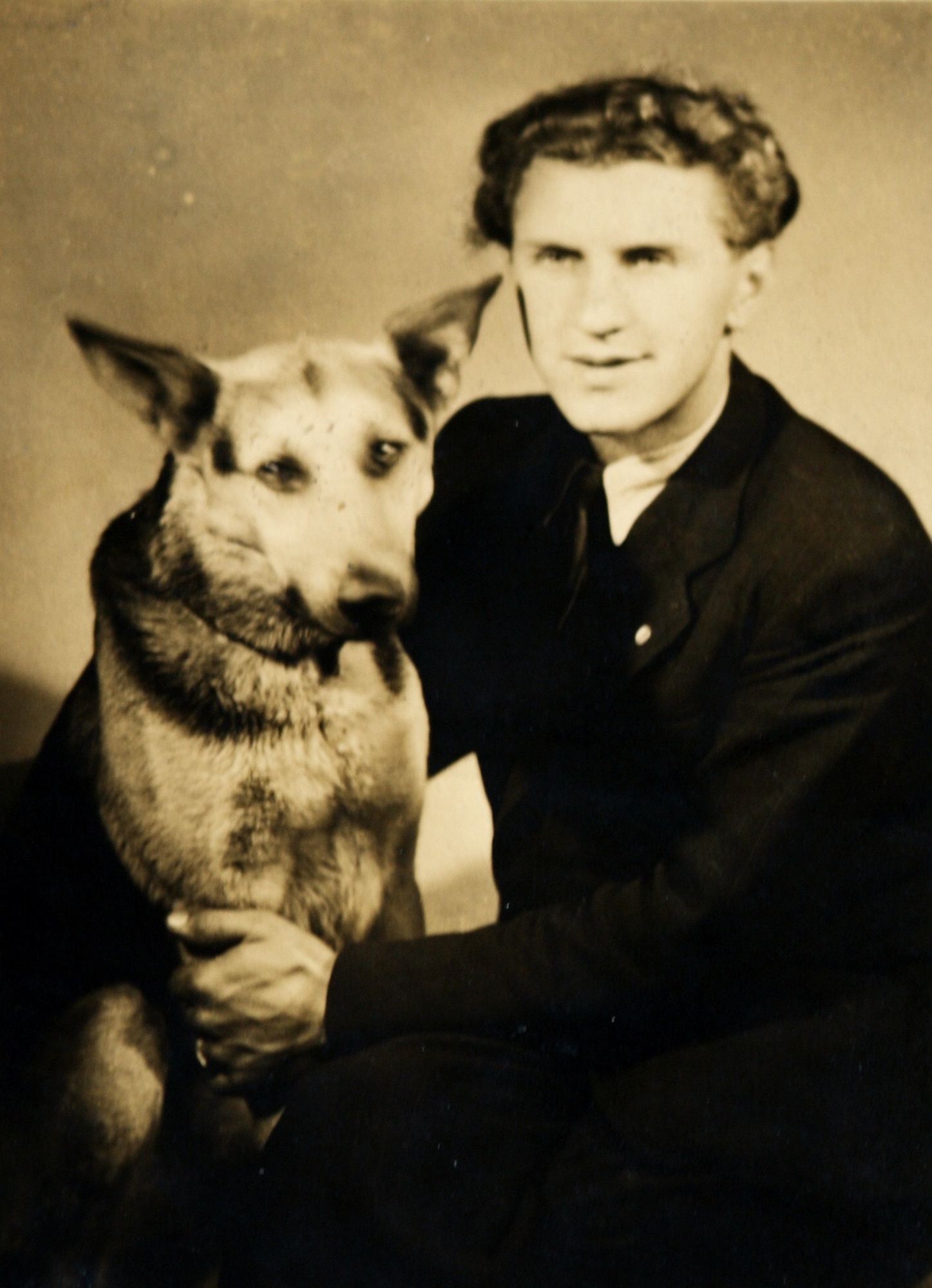As a twenty-year-old, Jaroslav Grosman was „totally mounted“ into a branch of the company Daimler-Benz in Nová Paka. Along with friends they disrupted the power line and thus closed down part of the factory.